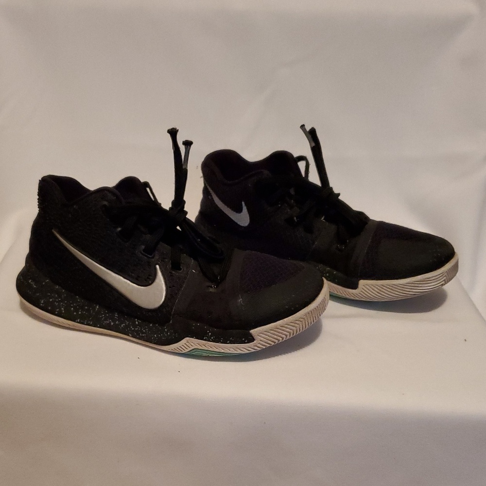 NIKE KYRIE IRVING boys size 3Y shoes in black
